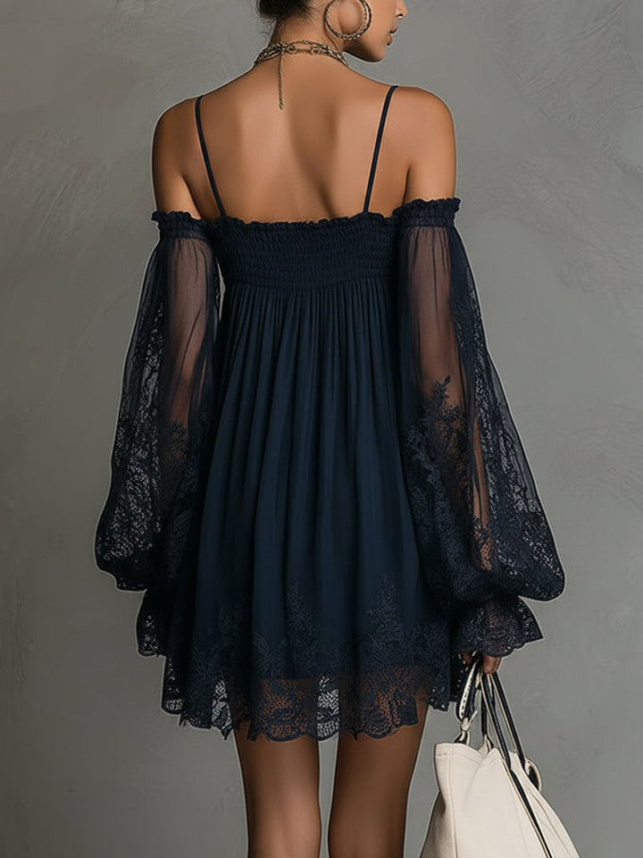 Noémie | Robe courte en mousseline bleu marine à épaules dénudées et finitions dentelle